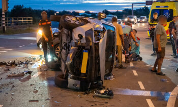 Auto op z'n kant bij ongeluk N201 Amstelhoek