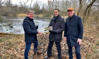 Wethouder bezoekt ringslangbroeihopen Takkade