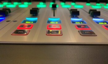 Darten, poppenhuizen, boksen, politiek en veel muziek op Radio Aalsmeer