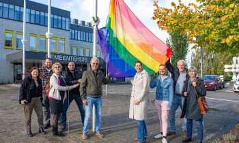 Regenboogvlag voor jaarlijkse Coming Out Day