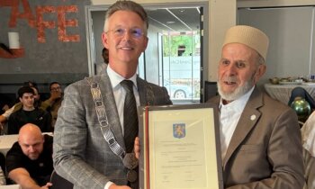 Betrokken inwoner El Hadji ontvangt Rozenpenning