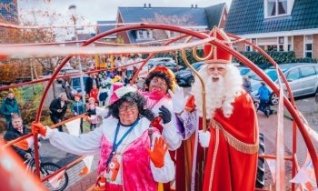 Hij komt, hij komt! Zie ginds komt de stoomboot en hier zet de lieve goede Sint voet aan wal