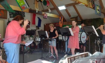 Burgemeester Rosan Kocken brengt bezoek aan muziekkorps Triviant