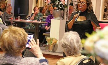 Senioren stralen tijdens warme en muzikale middag van Lionsclub