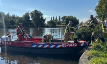 Veenbrand houdt brandweer urenlang bezig bij De Hoef, brandweerman gewond