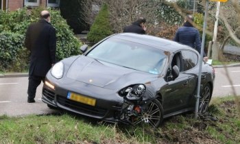 Automobilist rijdt met bolide van ruim 120.000 euro tegen lantaarnpaal Rijsenhout