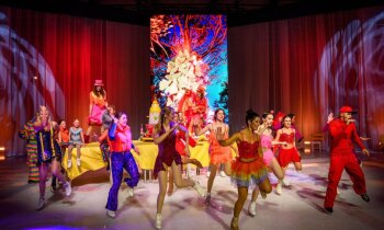 Musicalartiest en ondernemer Sabrine Hallewas, eigenaresse van Jeugd Theaterschool Uithoorn (JTSU), maakt deze kerstvakantie een bijzondere stap in haar carrière. Naast haar werk als musicalactrice en docent is Hallewas dit jaar zowel voor als achter de s