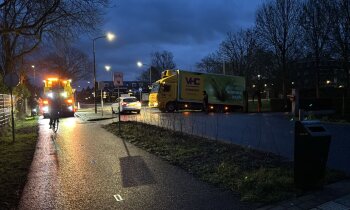 Vrachtwagen rijdt naast oprit Mijdrechtse Dwarsweg Vinkeveen