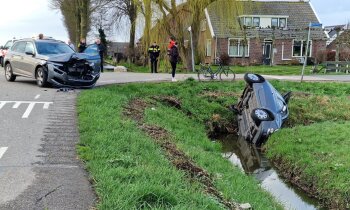 Auto te water na botsing op kruising in Mijdrecht