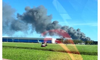 Zeer grote brand bij agrarisch bedrijf aan Aalsmeerderweg in Aalsmeer