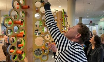 Ziekenhuis Amstelland neemt kunstwerk ‘de wensbank’ in gebruik