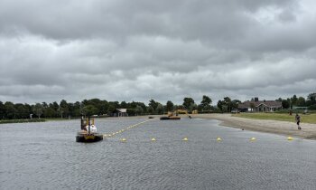 Ballenlijn markeert nieuwe zwemzone bij recreatiestrand Surfeiland