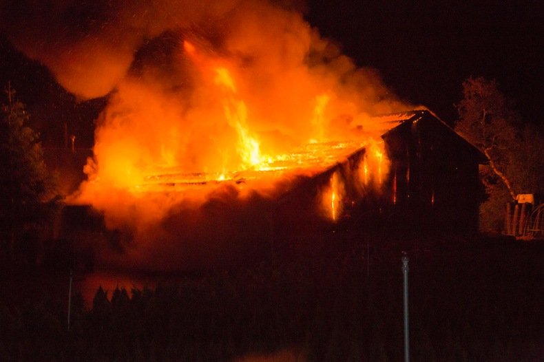 Brandweer uren bezig met blussen grote brand Waverveen