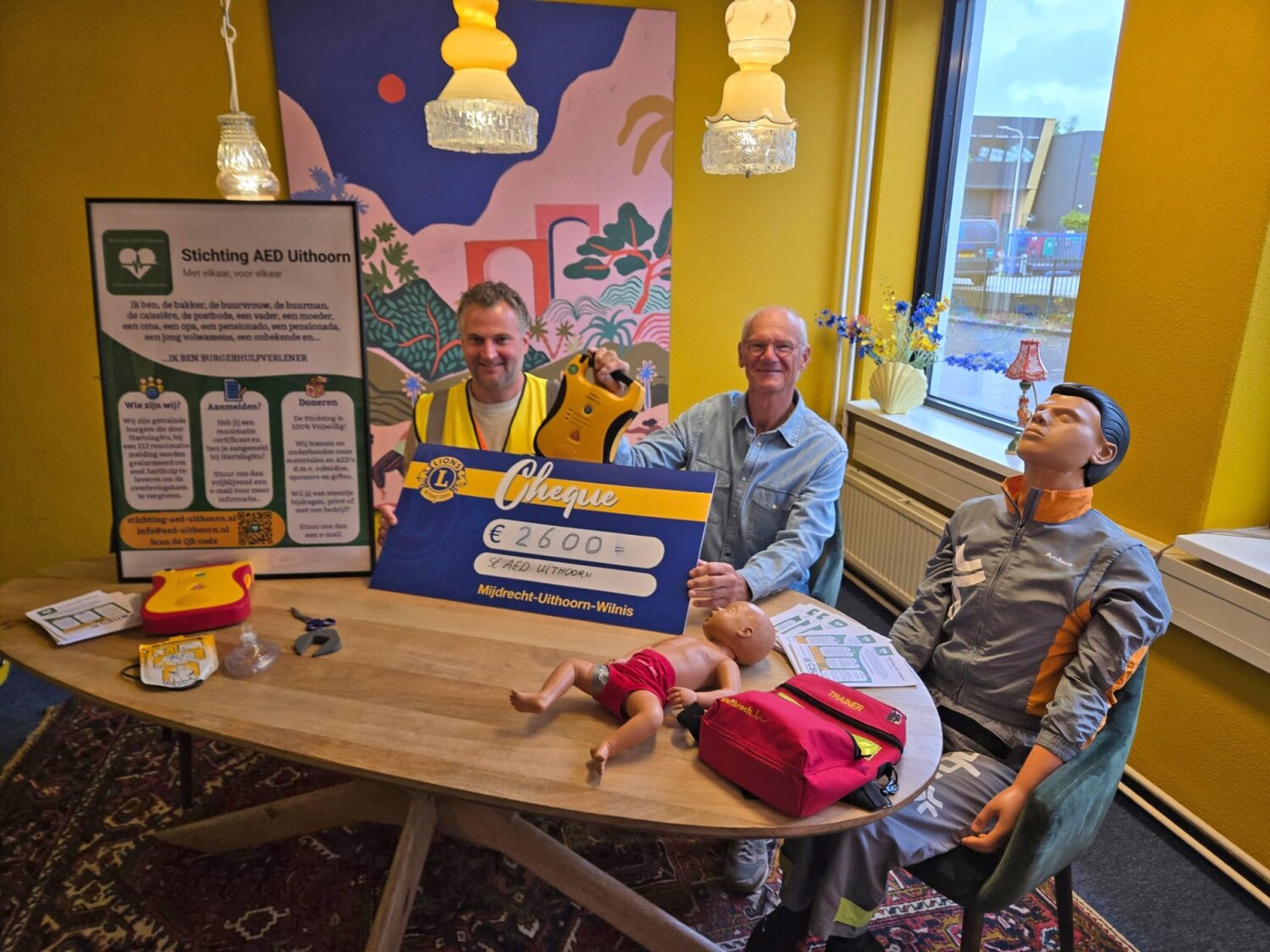 Lionsclub Mijdrecht-Uithoorn-Wilnis schenkt € 2.600 aan Stichting AED Uithoorn