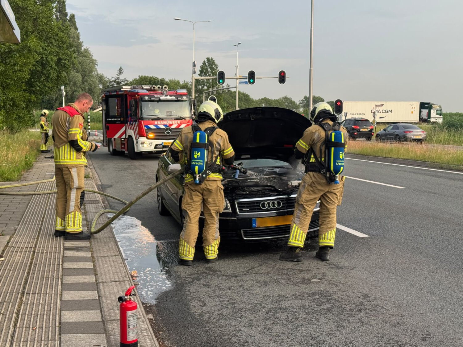 Brandweerman buiten dienst blust eerste vlammen van autobrand bij Vinkeveen