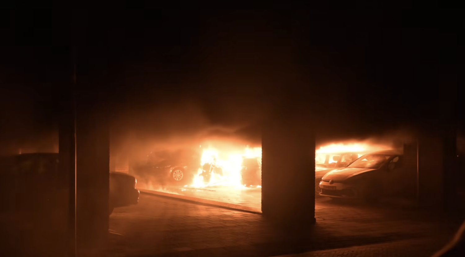 Vier bewoners naar ziekenhuis na brand onder wooncomplex Uithoorn
