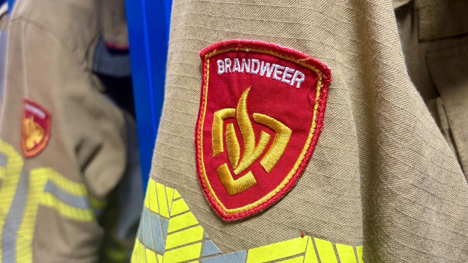 Grote berg mestafval staat in brand in Abcoude, flinke rook- en stankoverlast