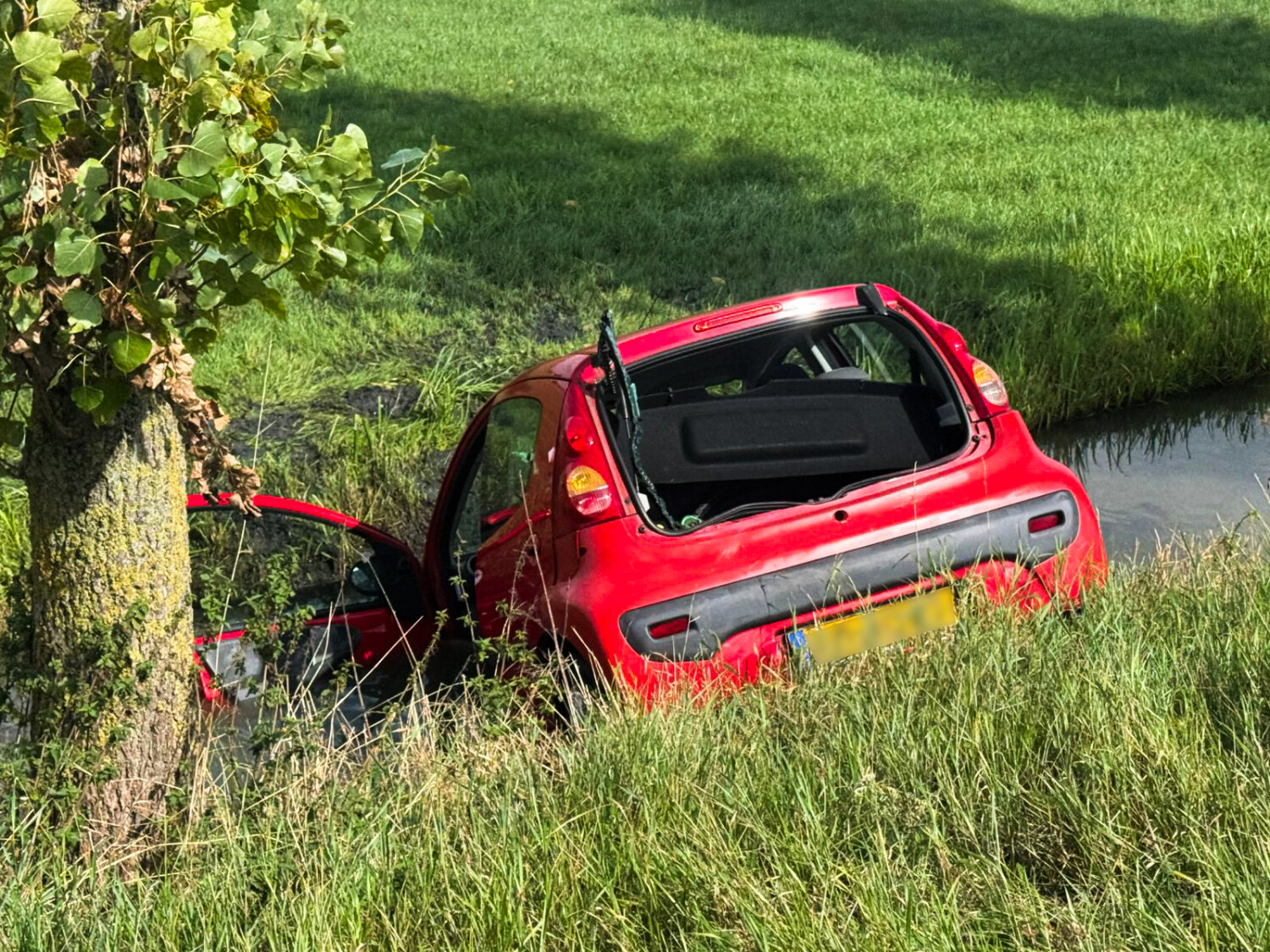 Auto belandt in het water na aanrijding op N201 bij Vreeland