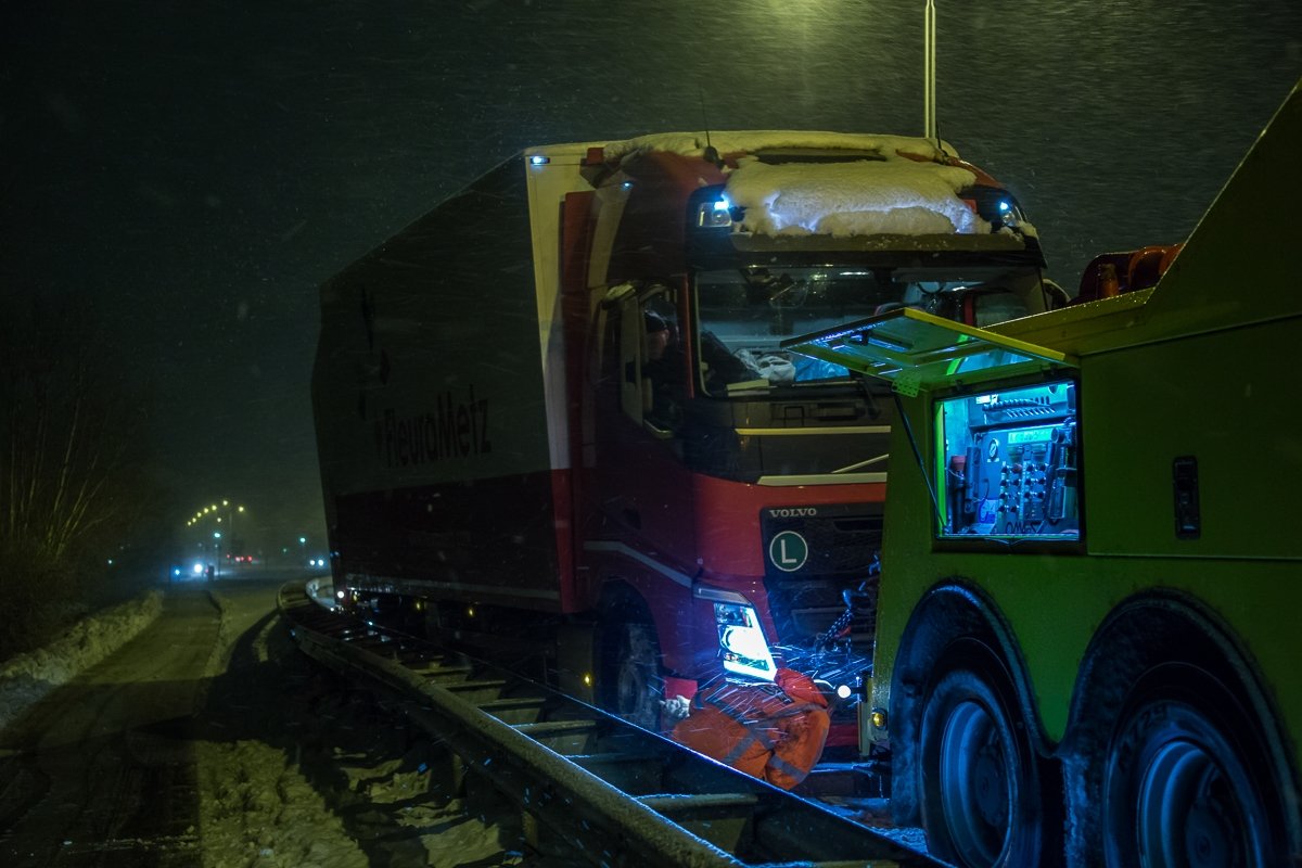 N201 richting Mijdrecht dicht door geschaarde vrachtwagen bij Amstelhoek