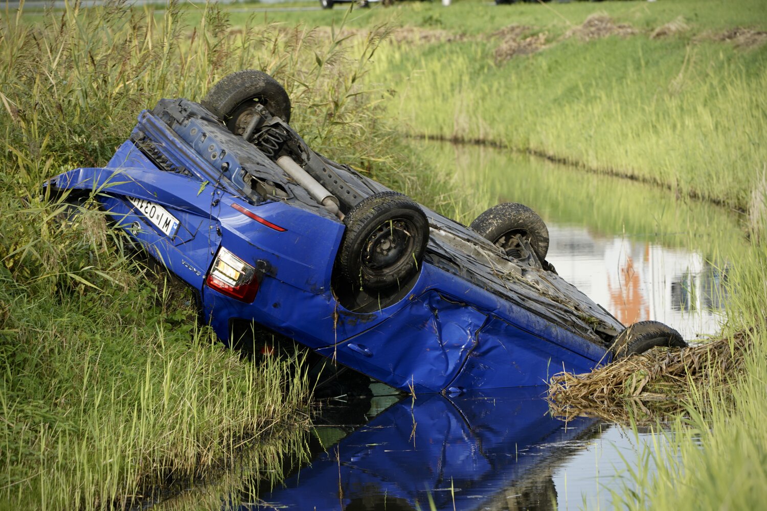 Auto in de sloot langs N201 tussen Uithoorn en Aalsmeer