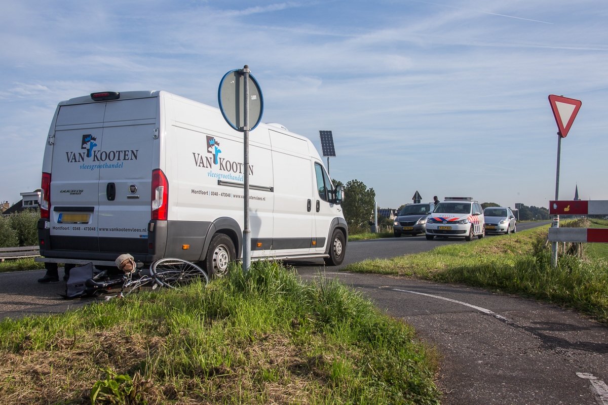 Fietser ernstig gewond na aanrijding met bestelbus Wilnis