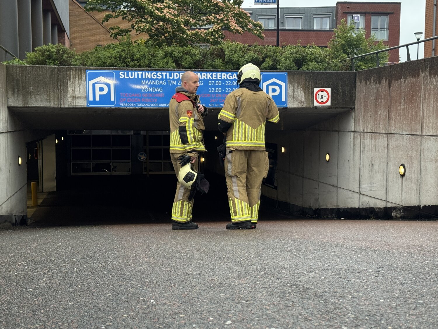 Brandweer Mijdrecht in actie voor vreemde lucht in parkeergarage