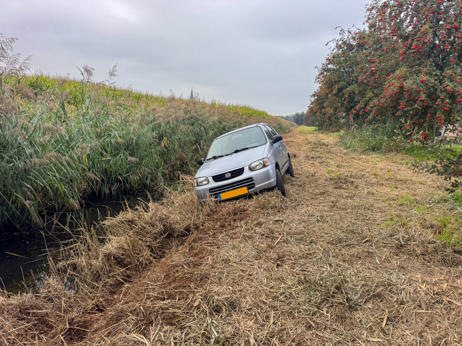 Auto bijna te water langs wandelroute in Mijdrecht