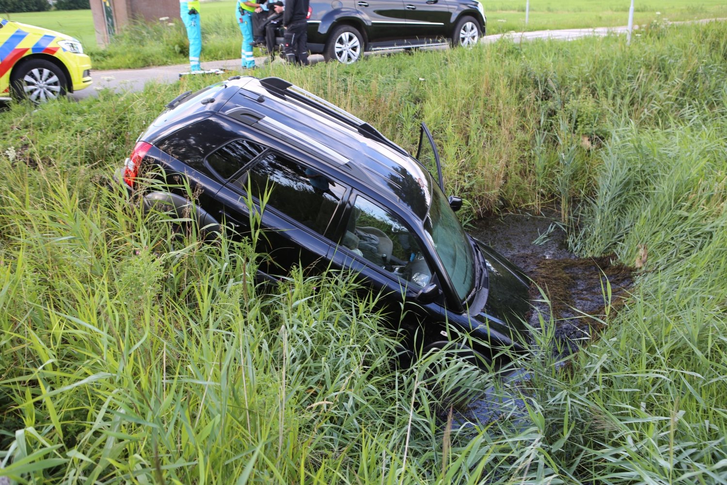 Man rijdt sloot in op kruispunt Waverveen