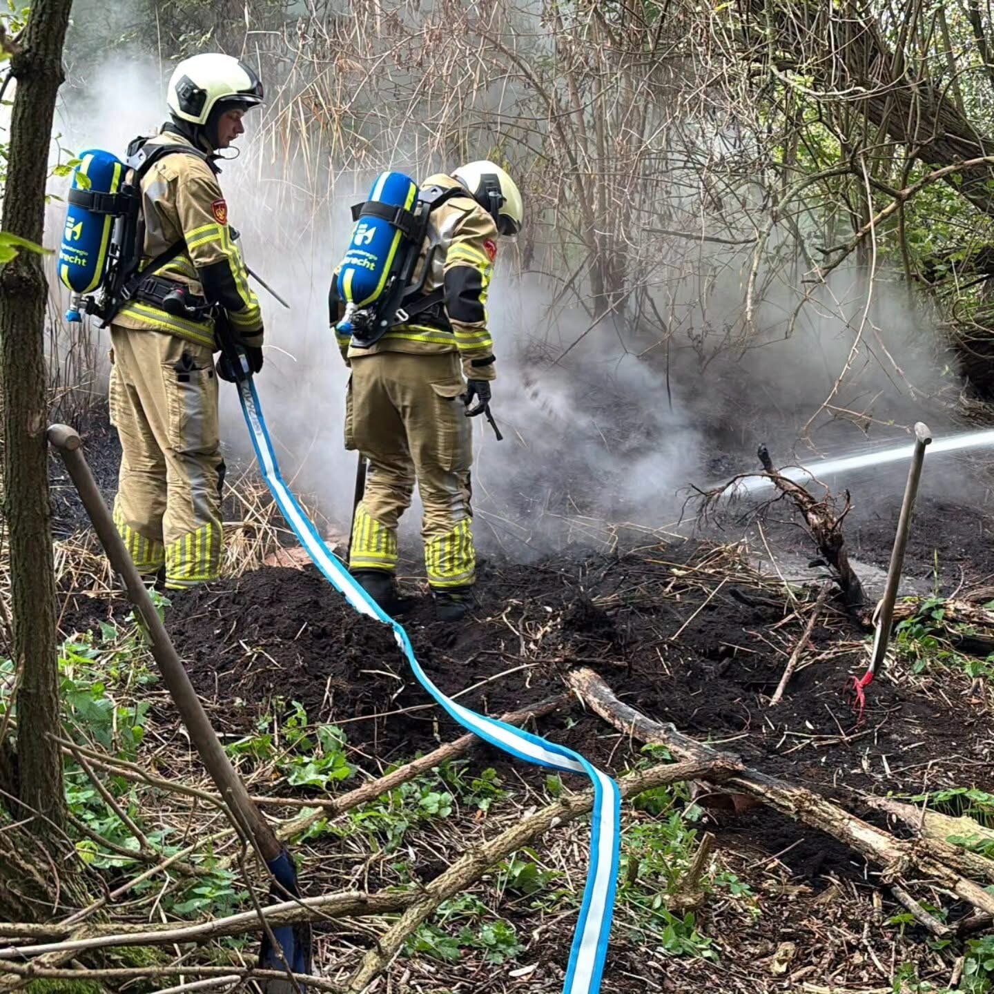Veenbrand houdt brandweer urenlang bezig bij De Hoef, brandweerman gewond na