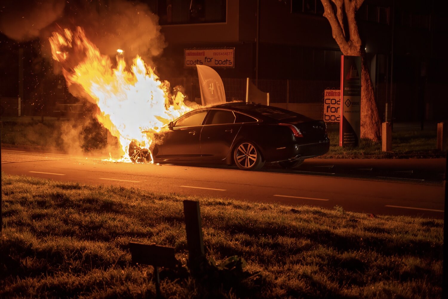 Autobrand op Nijverheidsweg in Mijdrecht