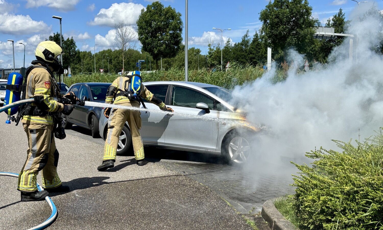 Brandweer blust autobrand bij Hotel in Vinkeveen