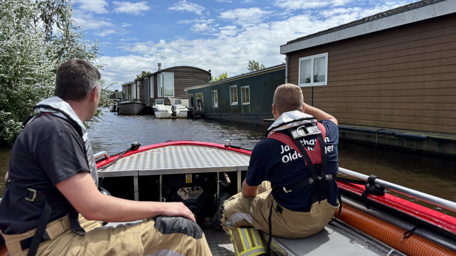 Brandweer voorkomt zinken van woonark in Vinkeveen