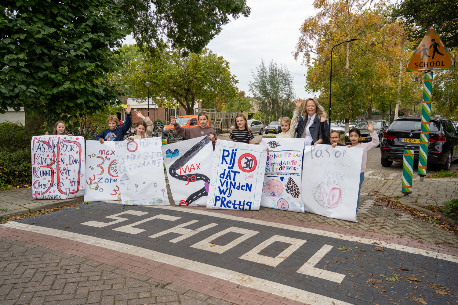 Kinderen van basisschool Ichthus vragen aandacht voor verkeersveiligheid in Baambrugge