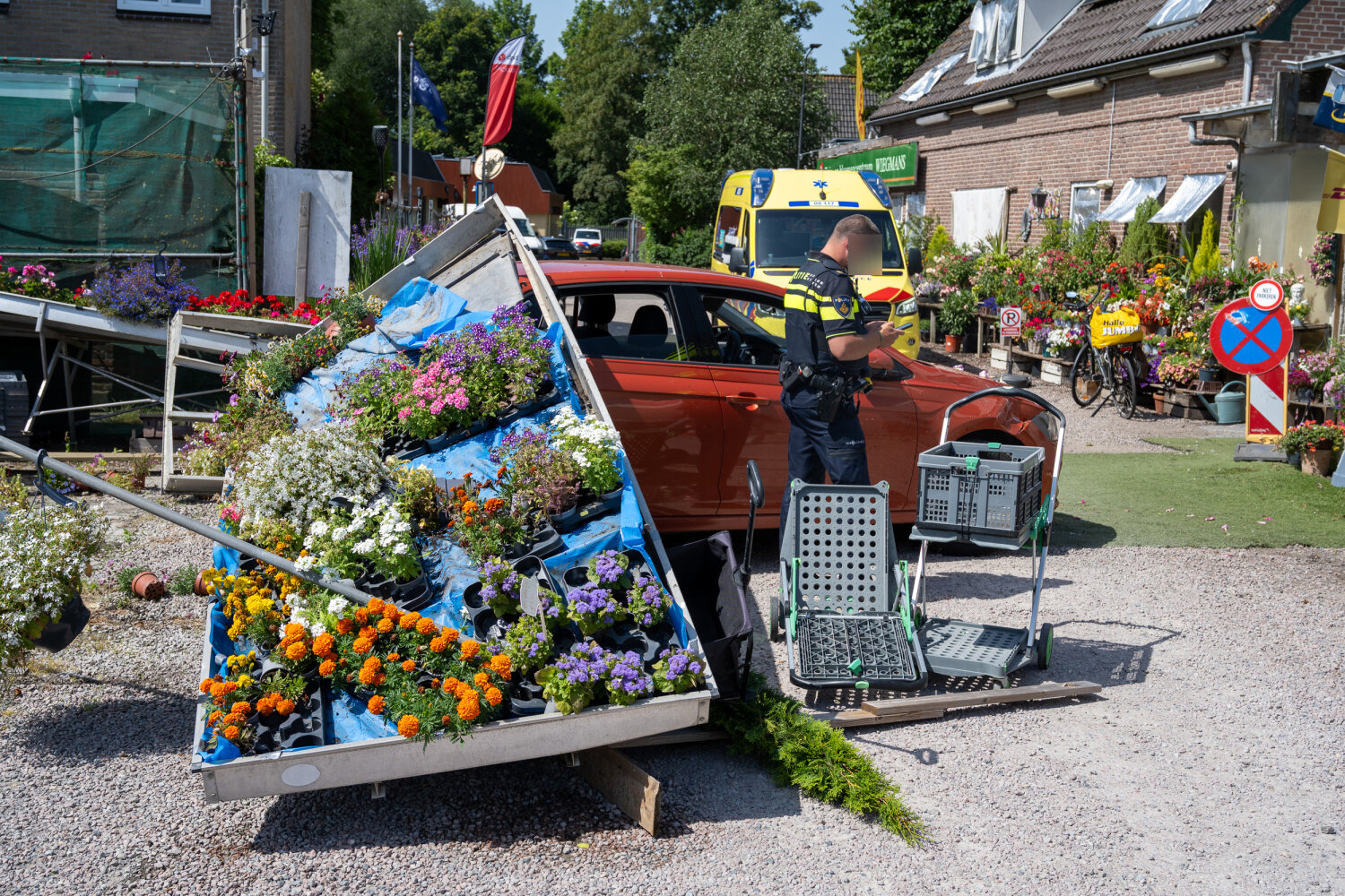 Automobilist veroorzaakt ravage bij tuincentrum Mijdrecht
