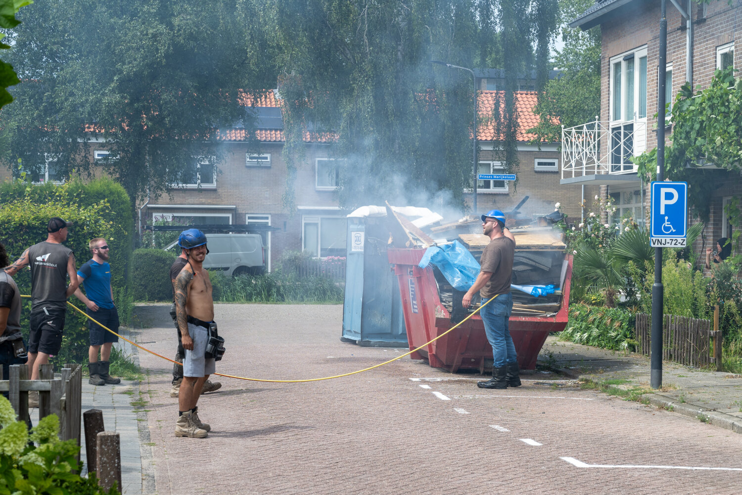 Bouwvakkers beginnen met blussen containerbrand Mijdrecht