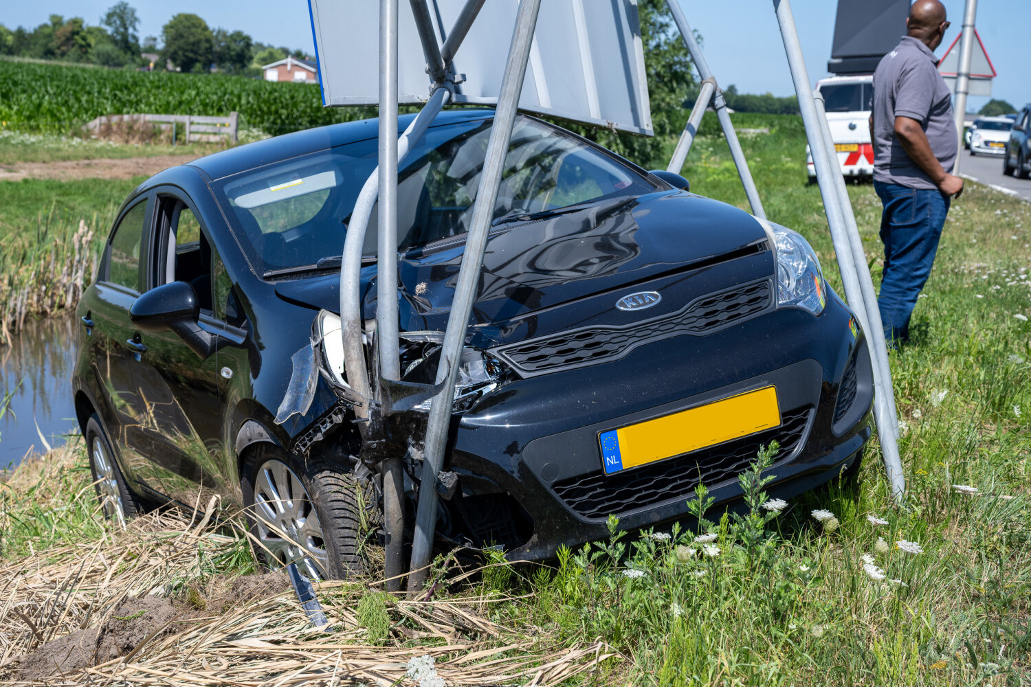 Auto ramt verkeersbord langs N201 Amstelhoek