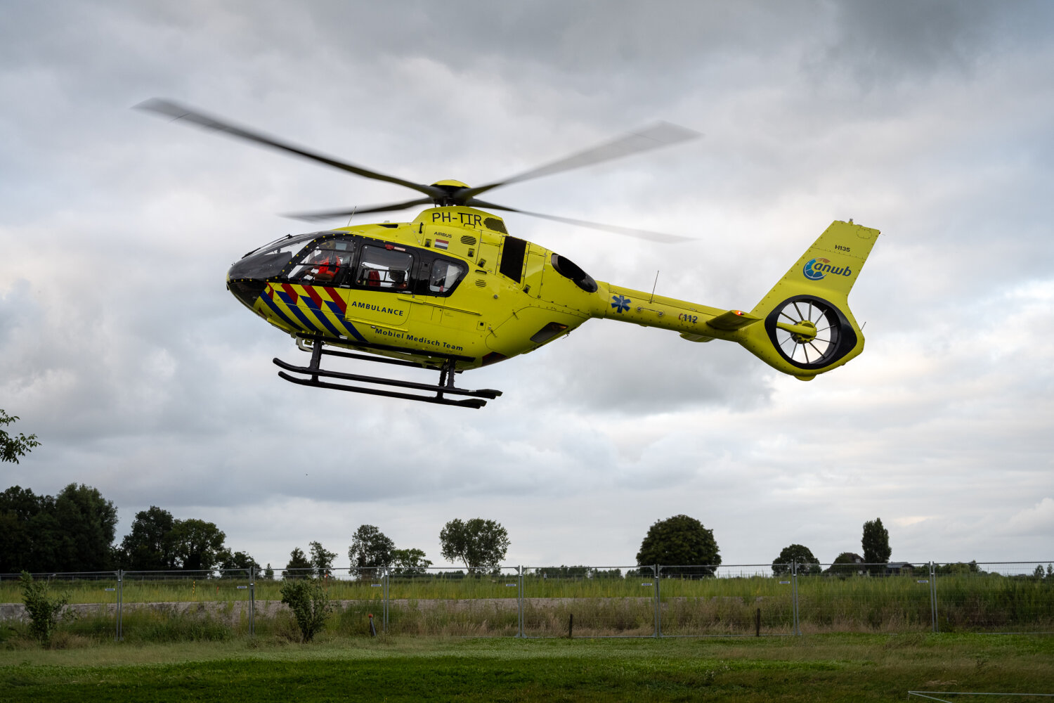 Traumahelikopter landt in Mijdrecht voor gevallen man