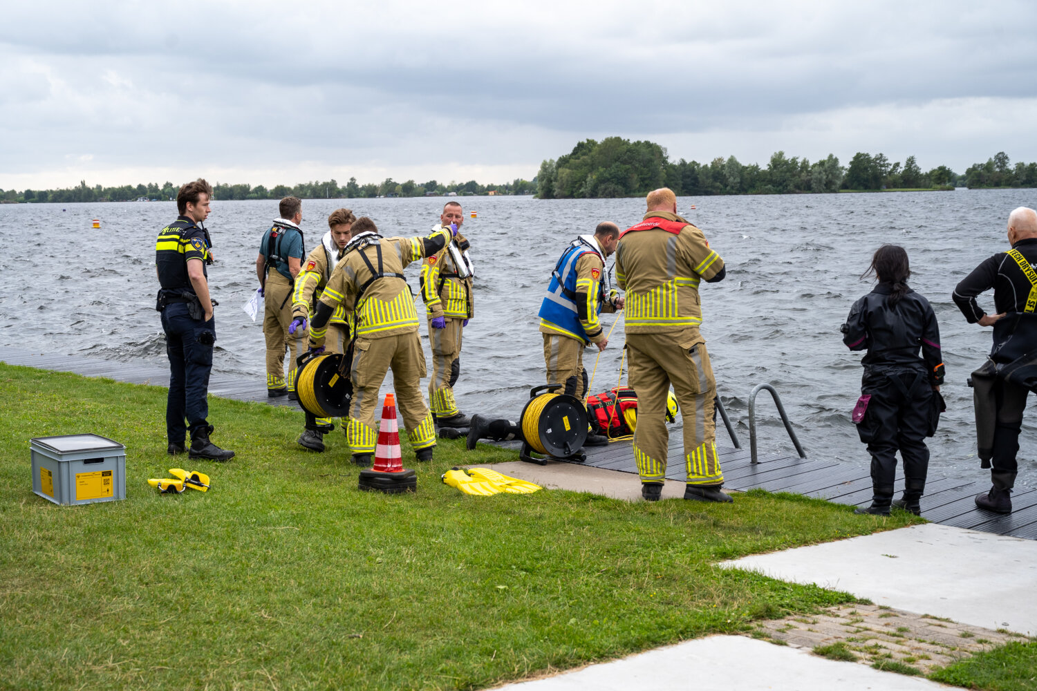 Hulpdiensten rukken massaal uit voor mogelijke duiker in nood Vinkeveense Plassen