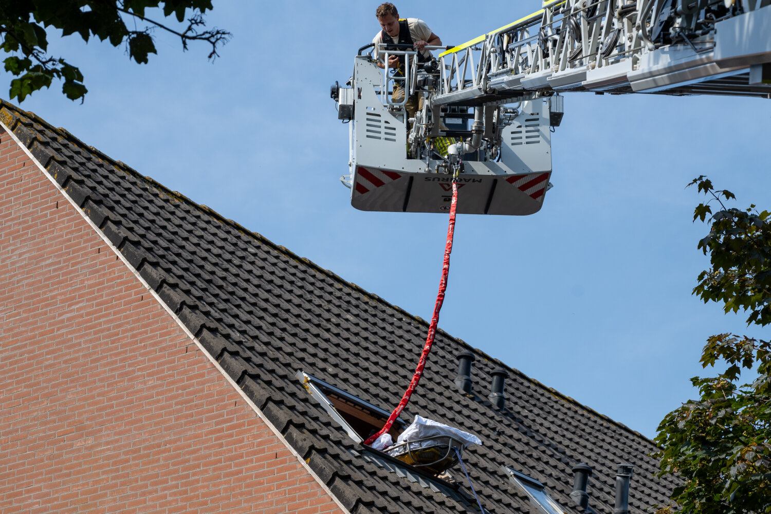 Gewonde bewoner door brandweer uit huis gehaald in Mijdrecht