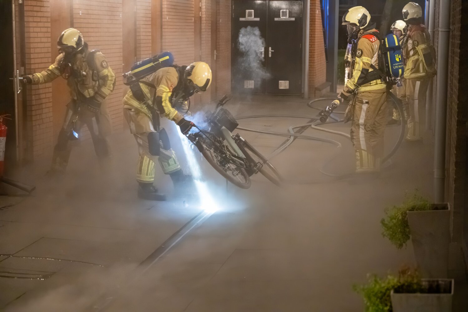 Elektrische fietst vliegt in brand in opslagbox Wilnis