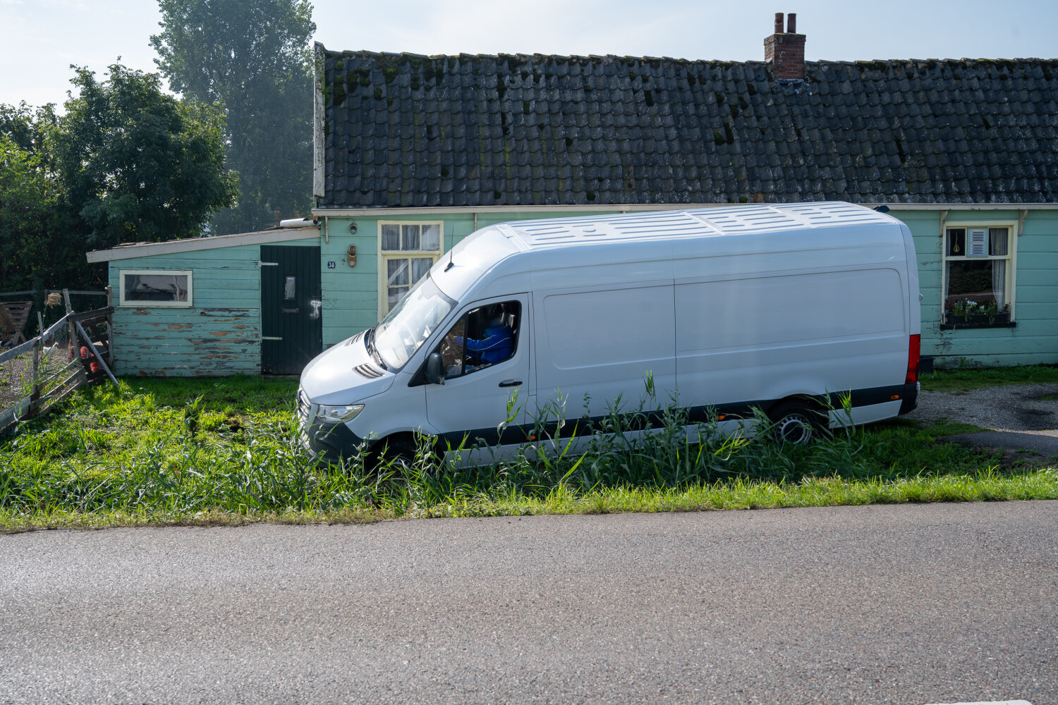 Bestelbus verzakt bij oud huisje in Mijdrecht