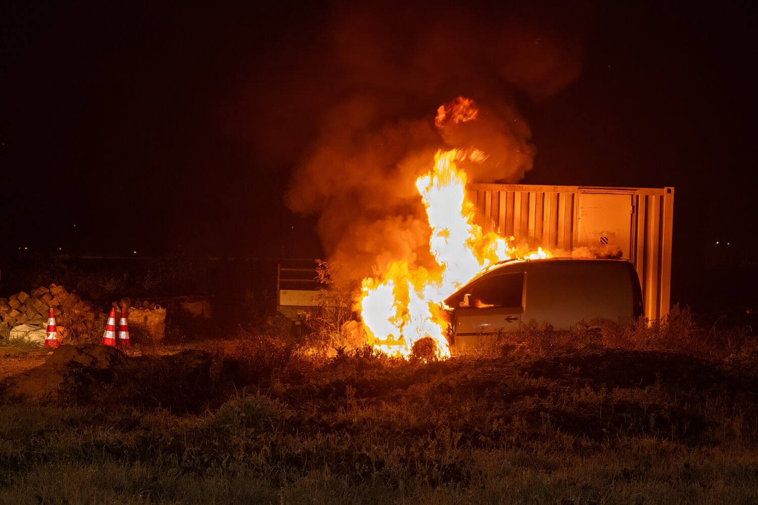 Brandweer Wilnis in actie voor autobrand Mijdrechtse Dwarsweg