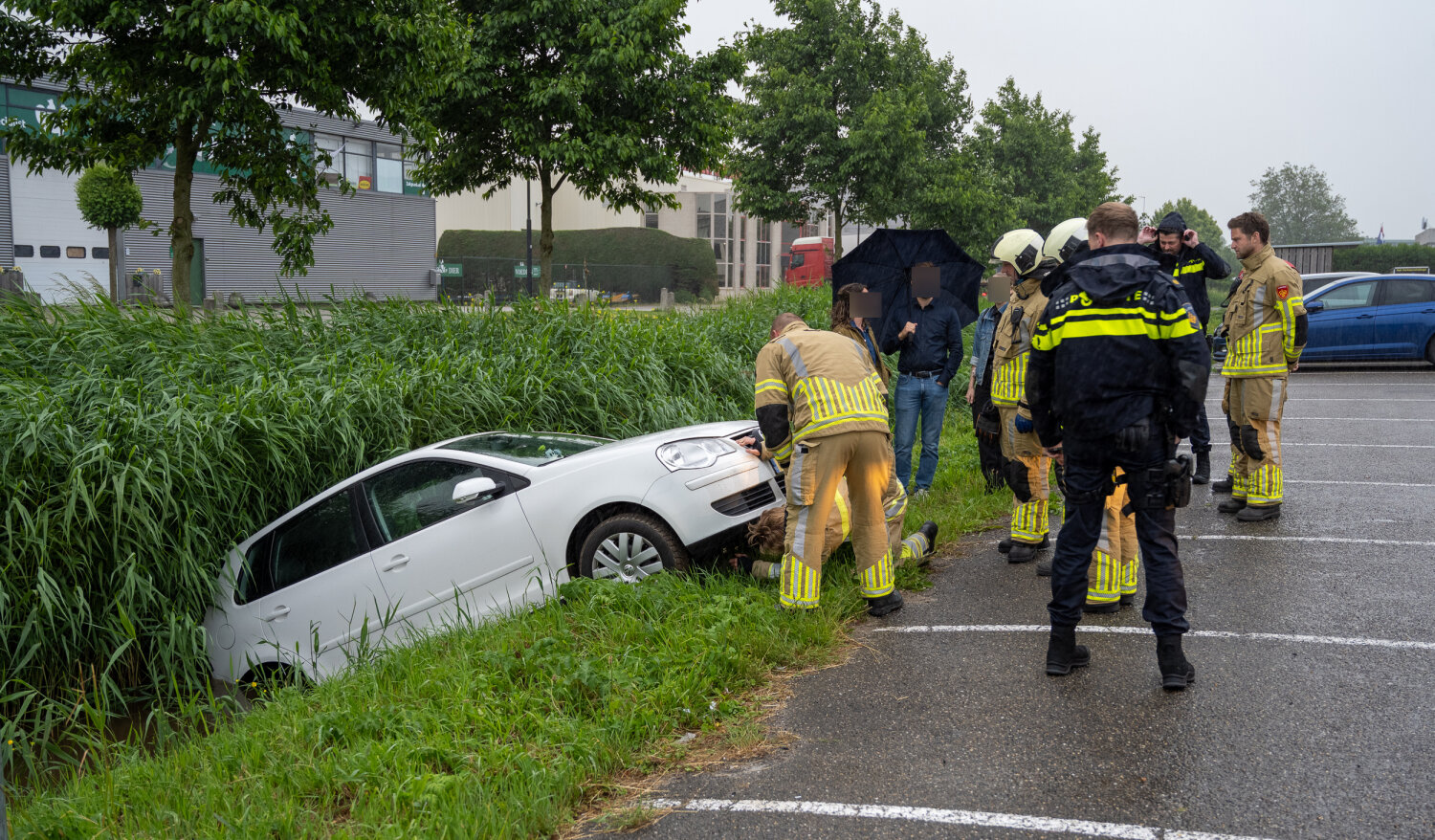 Auto rolt sloot in van parkeerplaats Mijdrecht