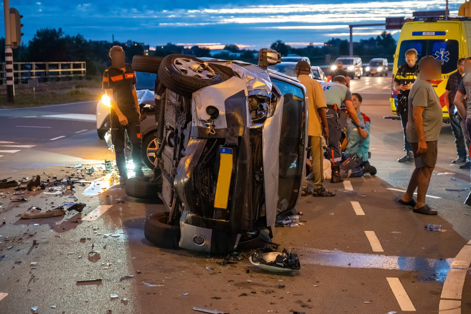 Auto op z'n kant bij ongeluk N201 Amstelhoek