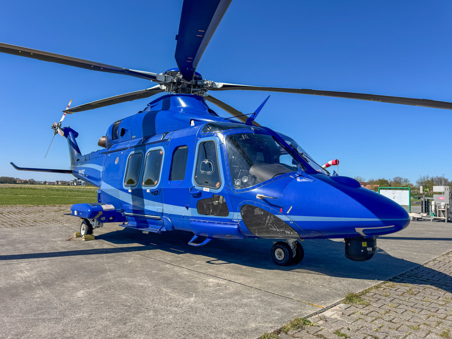 Politiehelikopter zoekt naar man met mes in Wilnis