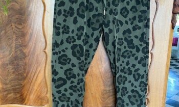 Groene broek maat 42 met leuke print