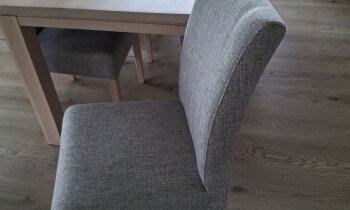 Eettafel met zes stoelen