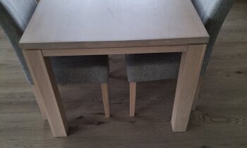 Eettafel met zes stoelen