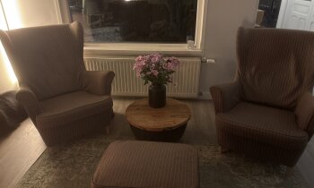 Twee IKEA stoeltjes, krukje en tafeltje