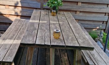 Houten tuintafel met banken